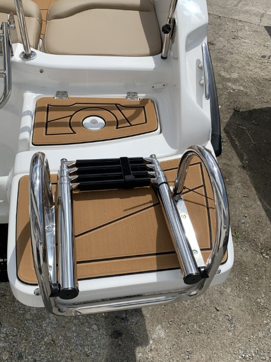 Nireus Motorboot Badeleiter Nireus Motorboot Badeleiter